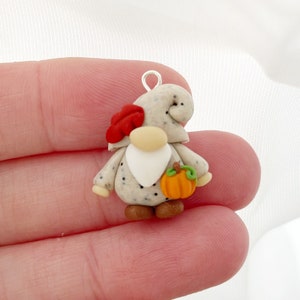 Amuleto de gnomo del clima de suéter - Arcilla polimérica Kawaii - Marcador de puntos