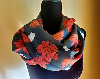 Foulard en soie feuilles d’automne - foulard de couleurs d’automne. foulard en feuille d’érable, symbole canadien, écharpe élégante. foulard unique, foulard femme, cadeau de Noël