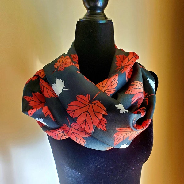 Foulard en soie feuilles d’automne - foulard de couleurs d’automne. foulard en feuille d’érable, symbole canadien, écharpe élégante. foulard unique, foulard femme, cadeau de Noël