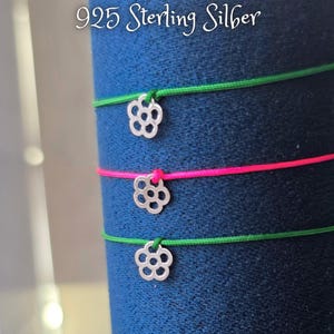 Könnte beinhalten: Eine weiße Keramik-Tasse mit schwarzem Henkel und dem Text "But First, Coffee" in schwarzer, fetter Schrift. Die Tasse steht auf einer Holzoberfläche. Die Tasse ist etwa 10 cm hoch.