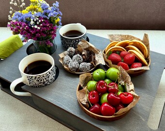 Bandeja de madera personalizada para sofá / Mesa auxiliar grabada para reposabrazos de sofá / Soporte personalizado para vino y aperitivos. Regalo ideal para él, papá o novio.