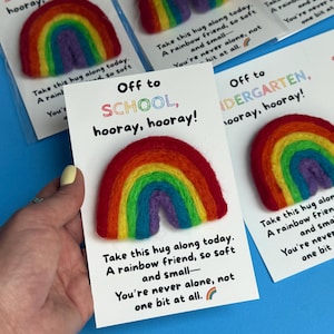 Cadeau de retour à l'école pour la première journée d'école pour Prek câlin de poche avec carte et cadeau d'anxiété de séparation arc-en-ciel en feutre pour les enfants