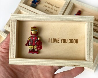 Vatertagsgeschenk - Lustig - Sie in-Vader mein Herz Valentinstag Geschenk für Freund Freundin Frau Superheld Minifigur Schattenbox aus Holz