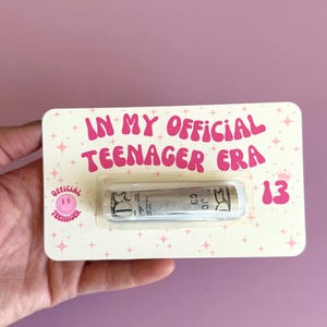 13 ère officielle des adolescents |  Carte cadeau amusante pour adolescentes |  Cadeaux pour adolescents Porte-monnaie cadeau dôme pour 13e anniversaire de fille