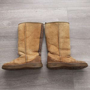 Vintage bruine lamswollen laarzen gemaakt door UGG New Zealand Geborduurde details op de achterkant