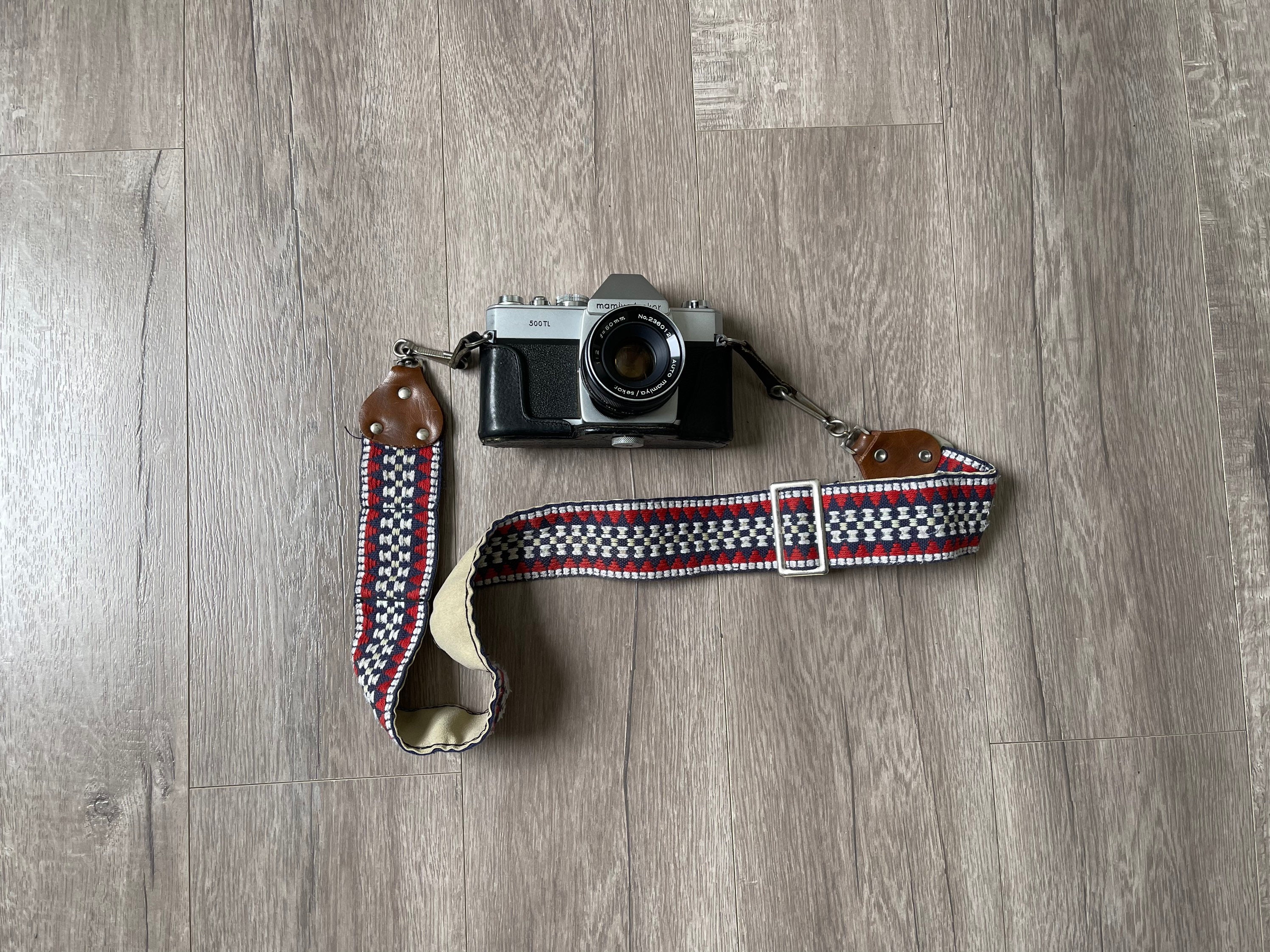 Mamiya 645E 中判カメラ　ストラップ＆予備フォルダー付 M645のストラップ金具を買った｜こびとたびにでる