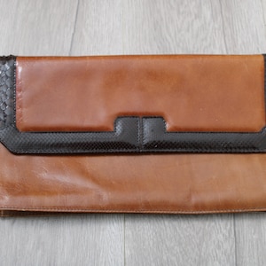 Cartera vintage de cuero marrón, fabricada en Hungría. Época estimada: años 70 y 80.