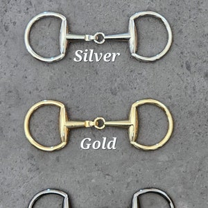 Pode incluir: Tr&ecirc;s emboquaduras de 1,5" em prata, ouro e bronze.