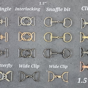 Pode incluir: Um conjunto de ferragens para arreios de cavalo de 1,5 polegadas em v&aacute;rios estilos, incluindo surcingle, entrela&ccedil;ado, freio de boca, clip, borboleta e clip largo. As ferragens s&atilde;o feitas de metal em acabamentos dourado, prateado e ouro rosa.