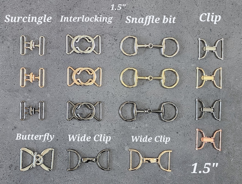 Pode incluir: Um conjunto de ferragens para arreios de cavalo de 1,5 polegadas em v&aacute;rios estilos, incluindo surcingle, entrela&ccedil;ado, freio de boca, clip, borboleta e clip largo. As ferragens s&atilde;o feitas de metal em acabamentos dourado, prateado e ouro rosa.
