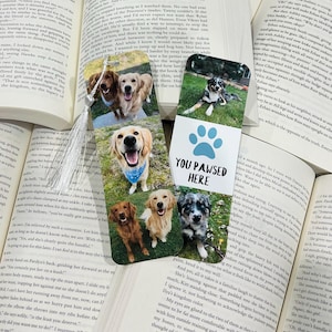 Peut inclure: Trois signets représentant des chiens. Le premier signet présente une photo de deux golden retrievers. Le deuxième signet présente une photo d'un berger australien bleu. Le troisième signet est blanc avec une empreinte de patte bleue et le texte "You Pawsed Here".