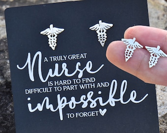 Medizinische Caduceus 925 Sterling Silber Ohrstecker Geschenk Karte große Krankenschwestern Wertschätzung Weihnachten Geschenk Idee Cap Krankenschwester Hut Stethoskop RN