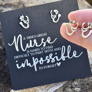 Stethoskop 925 Sterling Silber Emaille Ohrstecker auf Geschenkkarte Große Krankenschwestern Wertschätzung Weihnachtsgeschenk Idee Mütze Hermesstab Krankenschwester Hut RN