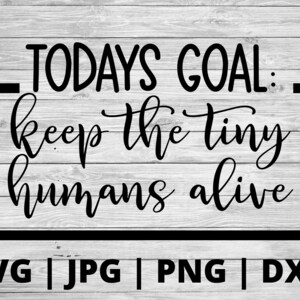 K&ouml;nnte beinhalten: Schwarz-wei&szlig;er Grafiktext auf einem Holzmaserungshintergrund. Der Text lautet "TODAYS GOAL: keep the tiny humans alive".