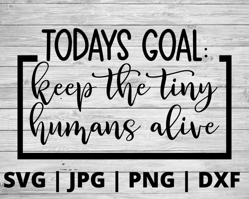 K&ouml;nnte beinhalten: Schwarz-wei&szlig;er Grafiktext auf einem Holzmaserungshintergrund. Der Text lautet "TODAYS GOAL: keep the tiny humans alive".
