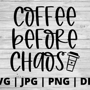 Op de afbeelding: Zwarte en witte tekst op een houten achtergrond die "Coffee Before Chaos" luidt, met een zwart-wit koffiekopje-icoon rechts van de tekst. De tekst "SVG | JPG | PNG | DFX" staat onder de tekst.