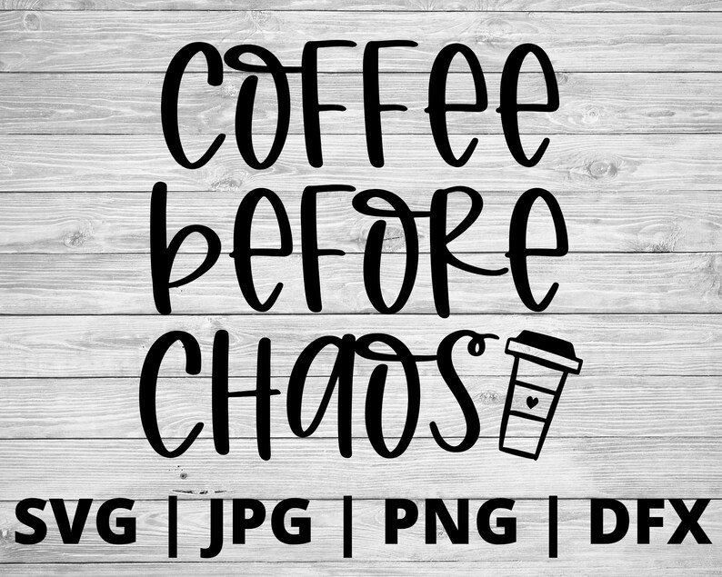 Op de afbeelding: Zwarte en witte tekst op een houten achtergrond die "Coffee Before Chaos" luidt, met een zwart-wit koffiekopje-icoon rechts van de tekst. De tekst "SVG | JPG | PNG | DFX" staat onder de tekst.