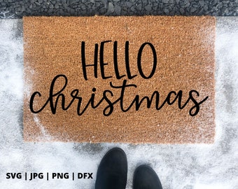 Op de afbeelding: Een bruine kokosmat met de tekst "HELLO christmas" in zwarte, cursieve letters.
