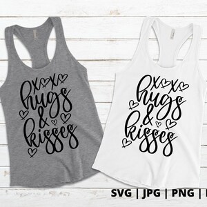 K&ouml;nnte beinhalten: Zwei Tanktops mit dem Text "XOXO hugs & kisses" in schwarzer Schrift mit Herzen. Die Tanktops sind grau und wei&szlig;.