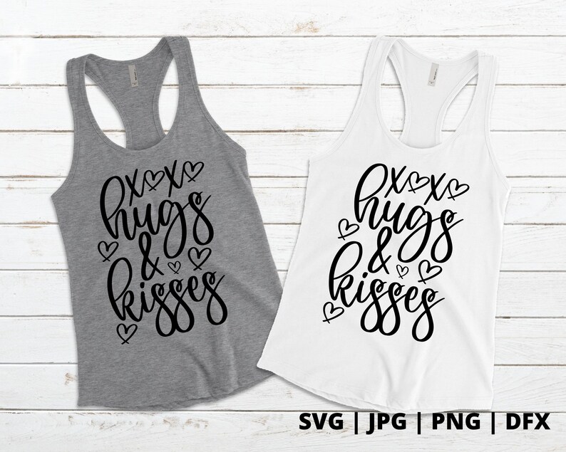 K&ouml;nnte beinhalten: Zwei Tanktops mit dem Text "XOXO hugs & kisses" in schwarzer Schrift mit Herzen. Die Tanktops sind grau und wei&szlig;.