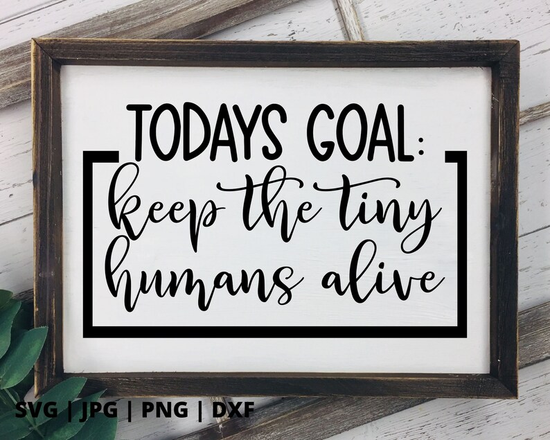 K&ouml;nnte beinhalten: Ein gerahmtes Schild mit wei&szlig;em Hintergrund und schwarzem Text, der "TODAYS GOAL: keep the tiny humans alive" lautet.