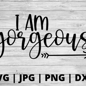 K&ouml;nnte beinhalten: Schwarzwei&szlig;grafik mit dem Text "I am gorgeous" in einer kursiven Schriftart. Ein schwarzer Pfeil mit drei Pfeilspitzen zeigt nach rechts.