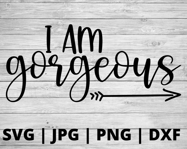 K&ouml;nnte beinhalten: Schwarzwei&szlig;grafik mit dem Text "I am gorgeous" in einer kursiven Schriftart. Ein schwarzer Pfeil mit drei Pfeilspitzen zeigt nach rechts.