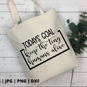 K&ouml;nnte beinhalten: Eine wei&szlig;e Einkaufstasche mit schwarzem Text, der "TODAYS GOAL: keep the tiny humans alive" lautet.