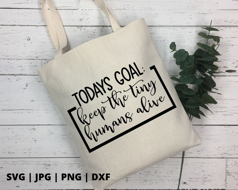K&ouml;nnte beinhalten: Eine wei&szlig;e Einkaufstasche mit schwarzem Text, der "TODAYS GOAL: keep the tiny humans alive" lautet.