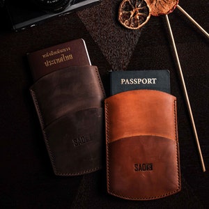 Cartera de pasaporte, porta pasaporte de cuero, cubierta de viaje hecha a mano, regalos para viajeros, estuche de pasaporte en marrón oscuro/marrón bronceado imagen 1