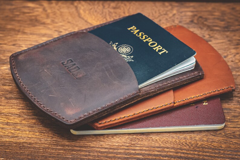 Cartera de pasaporte, porta pasaporte de cuero, cubierta de viaje hecha a mano, regalos para viajeros, estuche de pasaporte en marrón oscuro/marrón bronceado imagen 7
