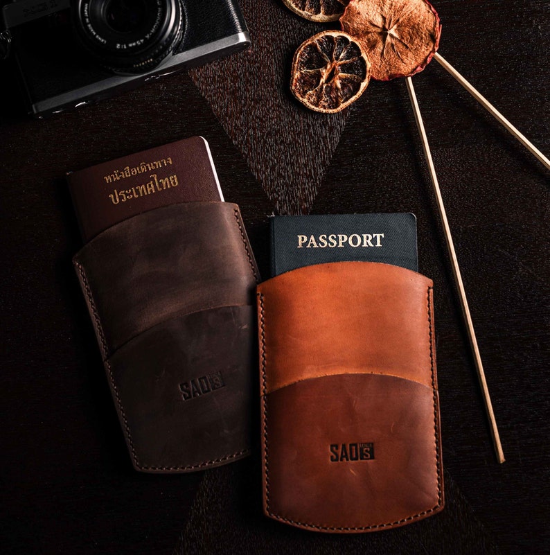 Cartera de pasaporte, porta pasaporte de cuero, cubierta de viaje hecha a mano, regalos para viajeros, estuche de pasaporte en marrón oscuro/marrón bronceado imagen 1