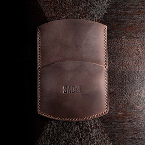 Cartera de pasaporte, porta pasaporte de cuero, cubierta de viaje hecha a mano, regalos para viajeros, estuche de pasaporte en marrón oscuro/marrón bronceado Dark Brown