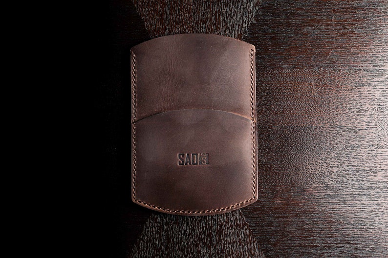 Cartera de pasaporte, porta pasaporte de cuero, cubierta de viaje hecha a mano, regalos para viajeros, estuche de pasaporte en marrón oscuro/marrón bronceado Dark Brown