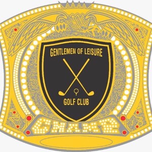 Puede incluir: Un cintur&oacute;n de campeonato dorado con un escudo negro en el centro. El escudo tiene el texto "Gentlemen of Leisure" y un dise&ntilde;o de palos de golf cruzados. El cintur&oacute;n tiene dos placas laterales con una silueta de golfista y el texto "TGL Round Champ".