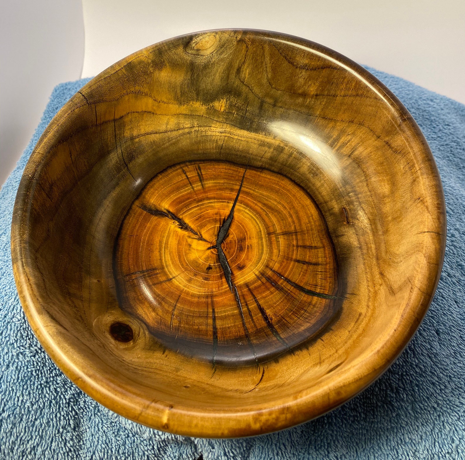 Oh my its a Pistachio wood bowl. Amazing grain and a rare Etsy