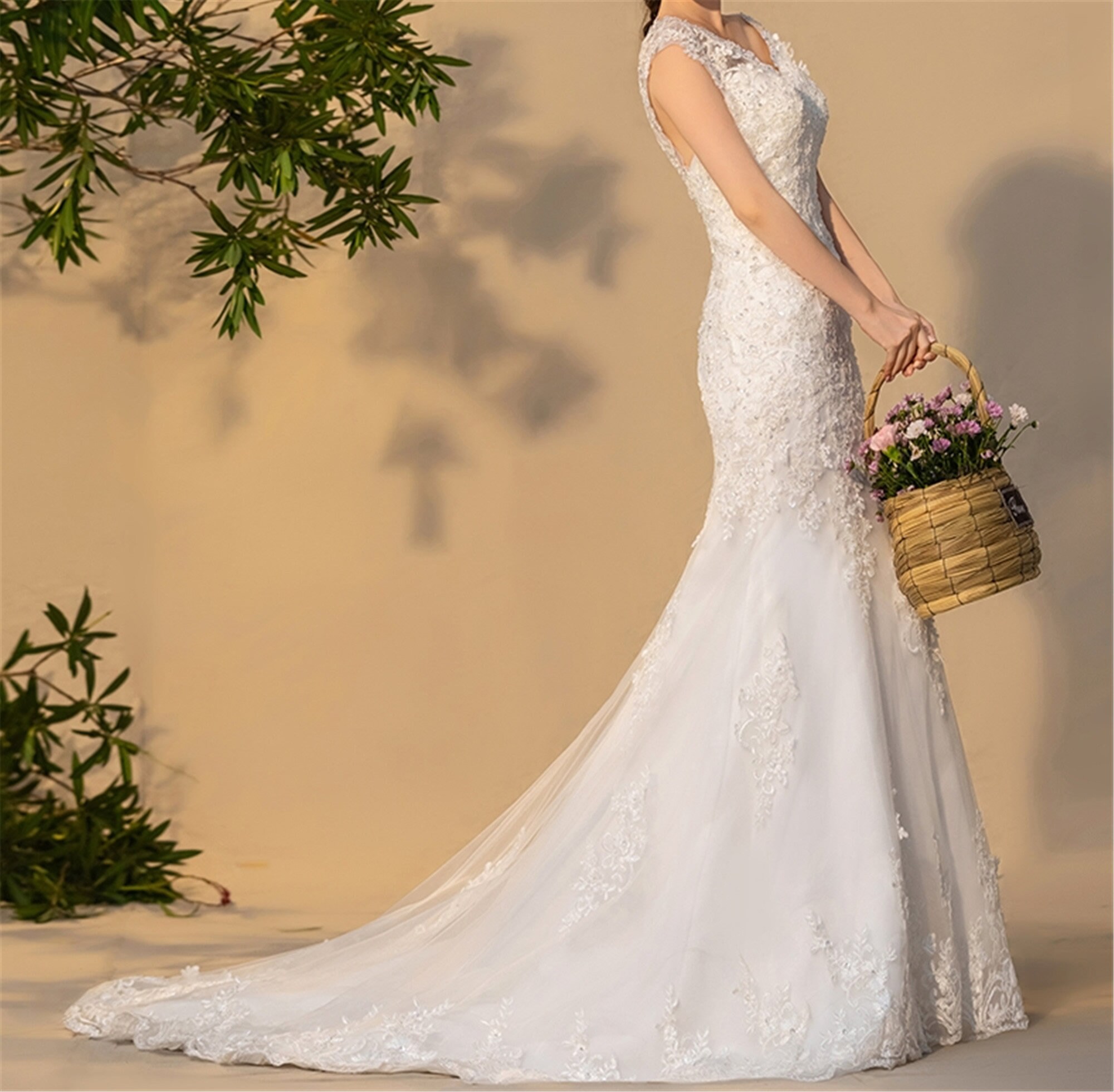 Elegant White Mermaid Fishtail Lace Backless Wedding Dress