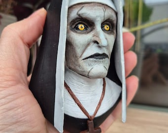 Imán de la monja Valak hecho a mano – Artículo de colección de terror del universo de El Conjuro