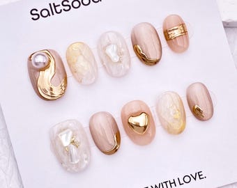 Uñas postizas hechas a mano con forma de corazón dorado brillante: color champán claro, forma de ojo de gato y forma ovalada corta.