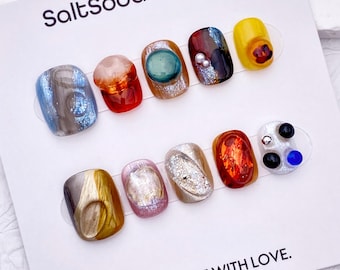 Unghie finte glitterate fatte a mano: tonde, corte e colorate