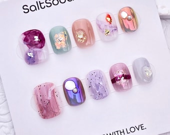 Unghie finte colorate glitterate tie-dye fatte a mano: corte e rotonde