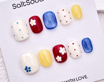 Unghie finte floreali fatte a mano: design colorato a tema caramelle estive, corte e rotonde