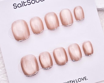 Hellrosa Katzenauge Drücken Sie die Nägel aus: Glitter French Tip, handgefertigt, kurz rund