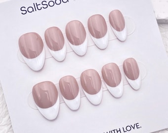 Witte French Tip Press On Nails: korte ovale kunstnagels, handgemaakt