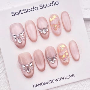 Delicate Crystal Butterfly Nail/Cute Oval Shape Nail/Light Pink Cat Eye Nail/Handmade Press on Nail/Simple Pretty Spring Nail Color