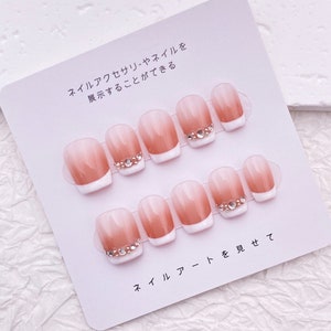 Uñas francesas naturales, cortas, elegantes, clásicas, hechas a mano, sencillas, minimalistas y para el día a día.