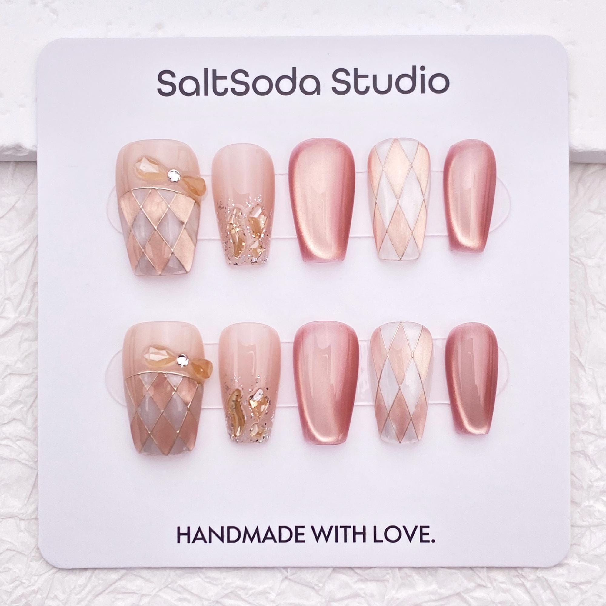 ハンドメイドのチェック柄プレスオンネイル：ピンクのキャットアイ