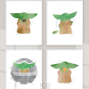 Op de afbeelding: Set van vier aquarelprints met een groen en bruin personage uit de Star Wars-franchise. Het personage wordt in vier verschillende poses afgebeeld, waaronder het vasthouden van een klein wezen en staan voor een rond object.