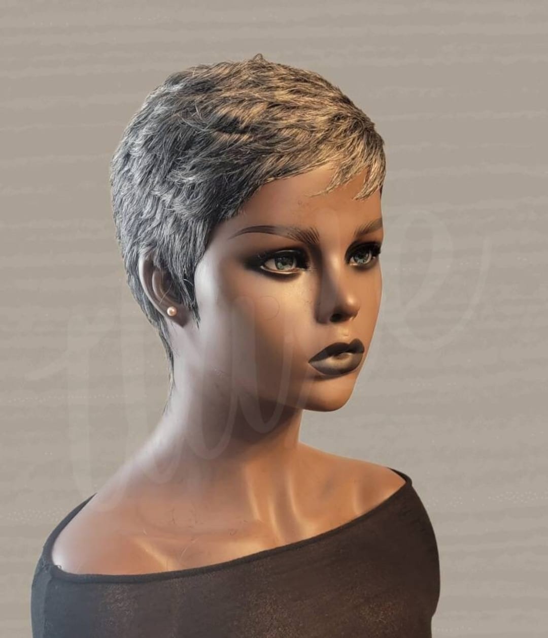 Perruque Courte Grise Pour Femme - Modèle Louise 51 - Synthétique, Raide, Avec étiquettes