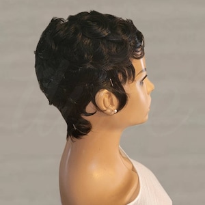 Petite Curly Human Hair Wig: Wet & Wavy Pixie Cut - Glueless Black Wig bild 6